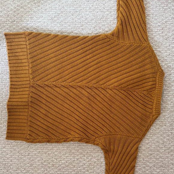 V-Neck Chunky Knit Mustard Wool Sweater - Picture 7 of 7